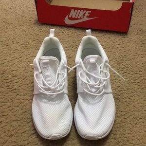 Nike Roshe- All White